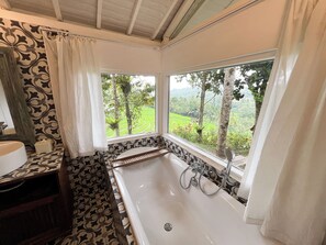 Artículos de tocador gratuitos, secador de pelo, bidet, toallas