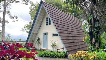 Cabin, Mountain View | In-room safe, bed sheets