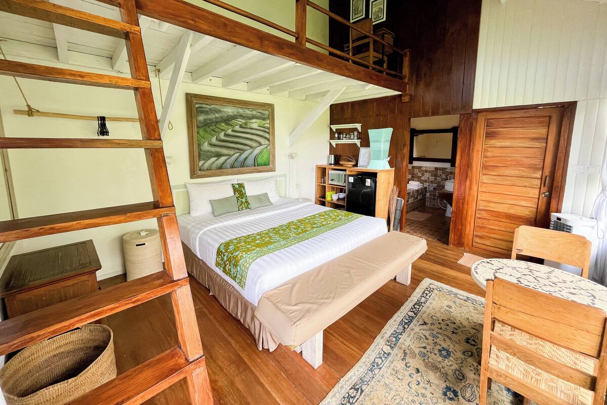 Caja de seguridad en la habitación y ropa de cama 