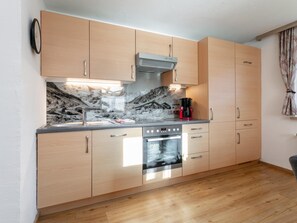 Fridge, oven, stovetop, dishwasher - Lovingly furnished apartement with bbq (Zellberg)