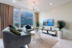 Suite familiar, 3 habitaciones, con acceso al salón lounge del club, vista a la ciudad | Área de sala de estar | Smart TV, Netflix, películas con cargo y bocina smart