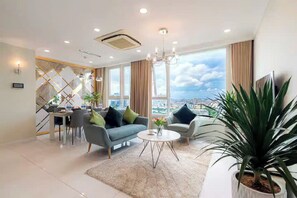 Suite familiar, 3 habitaciones, con acceso al salón lounge del club, vista a la ciudad | Área de sala de estar | Smart TV, Netflix, películas con cargo y bocina smart