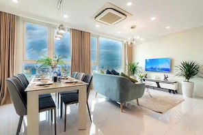 家庭套房, 3 间卧室, 可进入俱乐部酒廊, 城市景观 | 客房景观