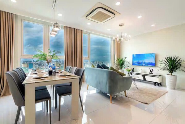 Suite familiar, 3 habitaciones, con acceso al salón lounge del club, vista a la ciudad | Vista desde la habitación