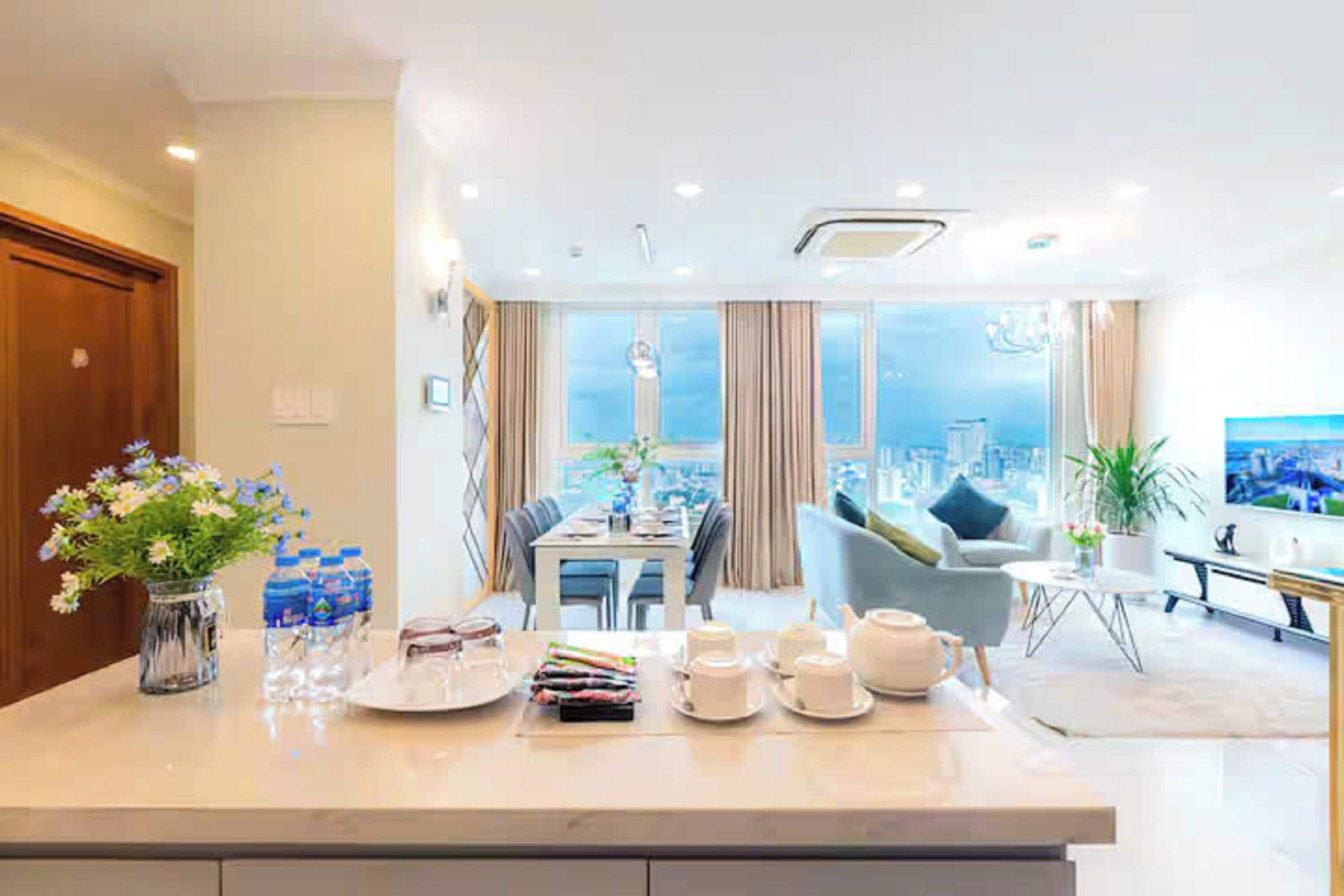 Family Suite, 3 Bedrooms, Club Lounge Access, City View | In-room dining