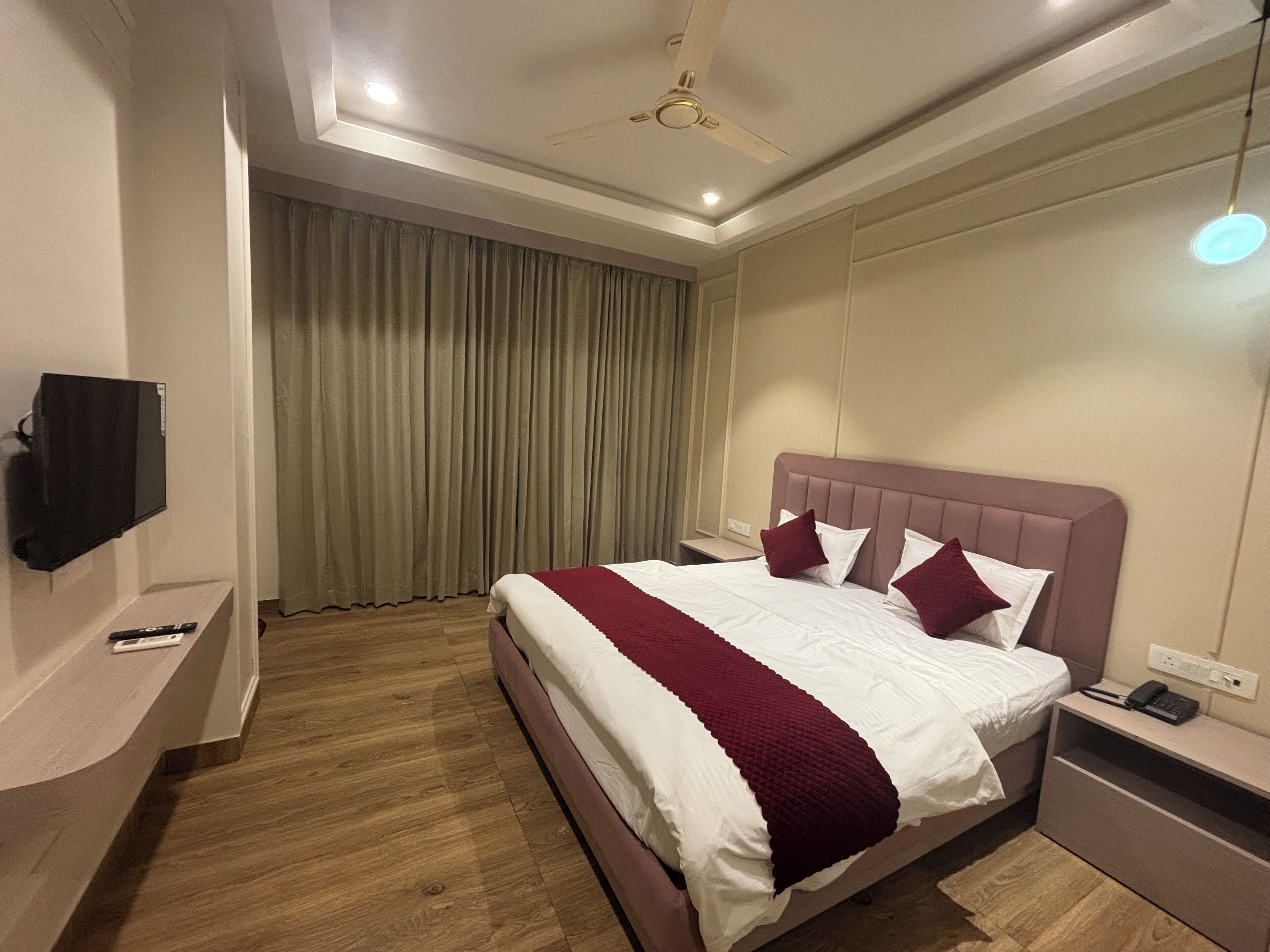 Phòng đôi Deluxe | Khu vực làm việc phù hợp cho laptop 