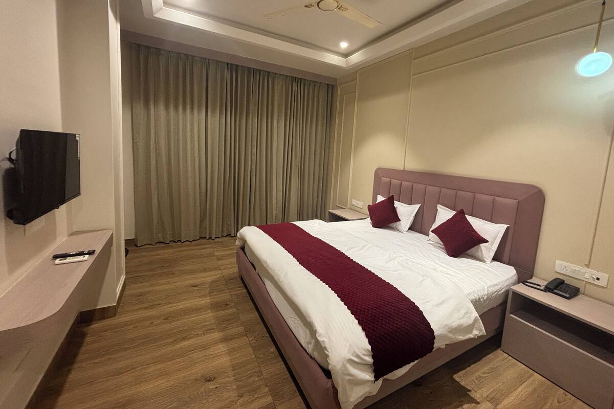 Deluxe Double Room | Laptop workspace, WiFi (free)