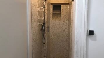 Basic Apartment | Bathroom | Shower, free toiletries, hair dryer, towels