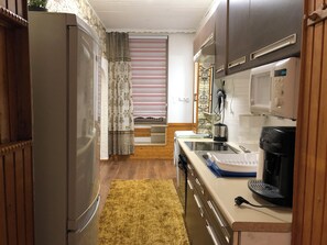 Căn hộ cơ bản | Bếp riêng | Tủ lạnh, lò vi sóng, lò nướng, bếp nấu 