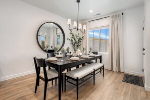 Dining - Skyline 1698, Sauna, Arcade Table, Ping Pong Table, Community Amenities (Washington)