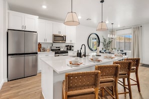 Geladeira, micro-ondas, fogão, cooktop