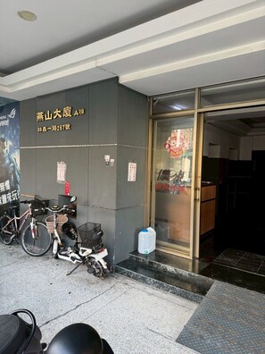 المنشأة من الخارج