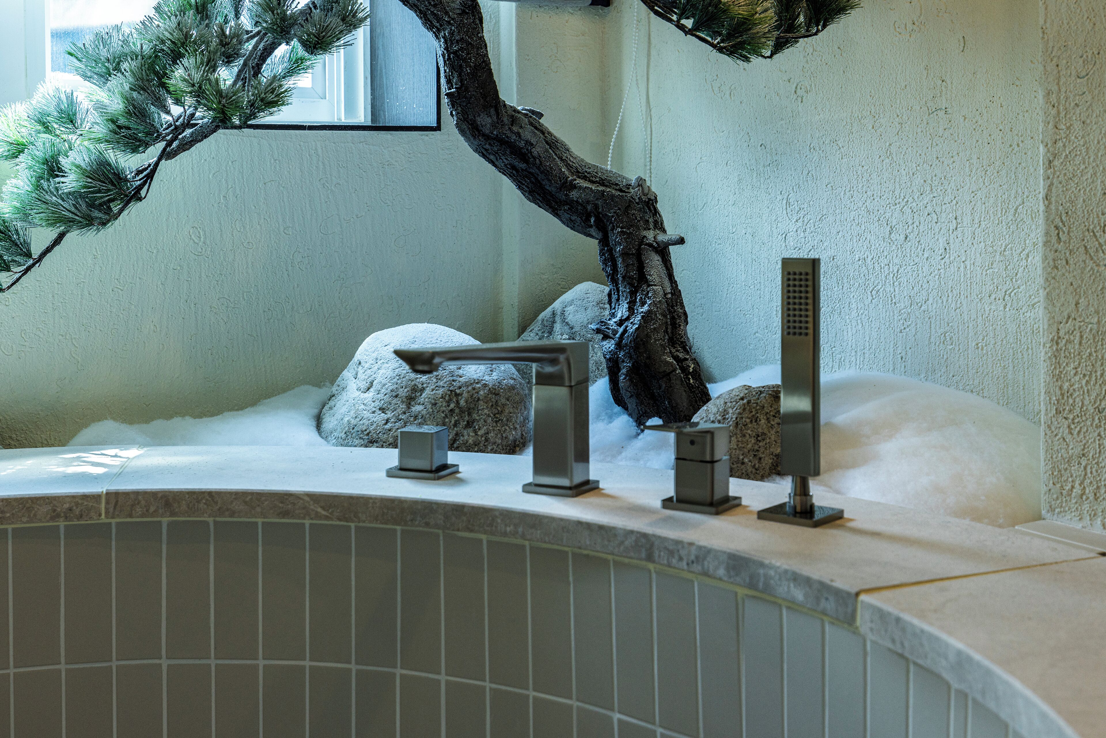 Ein Badezimmer im modernen Stil, mit einem großen Ast, einer Badewanne und einer Duschkabine.