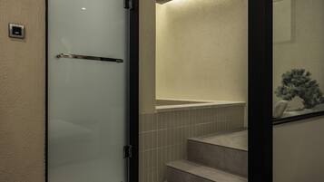 Doppia Standard, vista città | Bagno | Vasca e doccia separate, set di cortesia gratuito, asciugacapelli