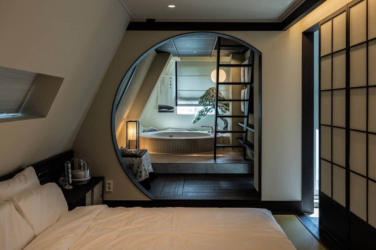 Ropa de cama de alta calidad y cortinas blackout