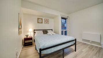 Iron/ironing board, internet, bed sheets