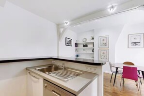 Wasserkocher mit Kaffee-/Teezubehör, Kühlschrank, Mikrowelle, Ofen