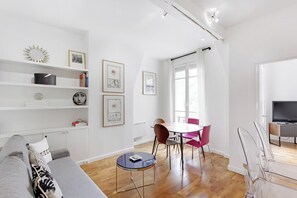 Smart TV, DVD player, stereo - Rue de Buci, Wander the vibrant streets of Saint-Germain (Paris)