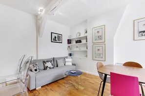 Smart TV, DVD player, stereo - Rue de Buci, Wander the vibrant streets of Saint-Germain (Paris)