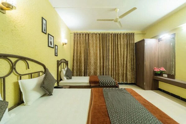 Desk, soundproofing, free WiFi