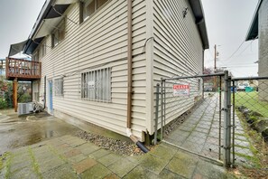 Exterior detail - 6 Mi to Downtown Seattle: Peaceful Apt w/ Patio (Seattle)