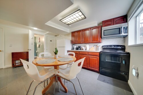 6 Mi to Downtown Seattle: Step-Free Apt w/ Patio