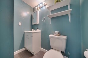 Secador de cabelo, toalhas de banho