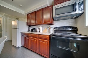 Fridge, microwave, stovetop, coffee/tea maker - 6 Mi to Downtown Seattle: Peaceful Apt w/ Patio (Seattle)