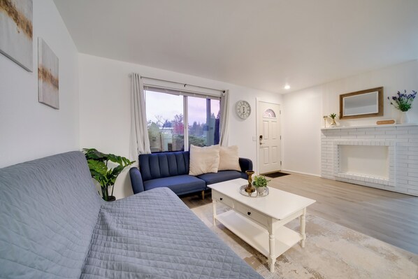 TV, books - Near Tech Hub & Transit: Central Bellevue Home (Bellevue)