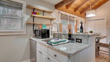 Køleskab, mikrobølgeovn, kogeplade, opvaskemaskine