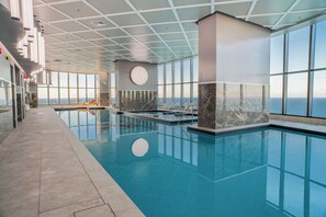 Pool - 『CASSA OCEAN』Coastal Luxe 1BR | Oceanview Getaway (Surfers Paradise)