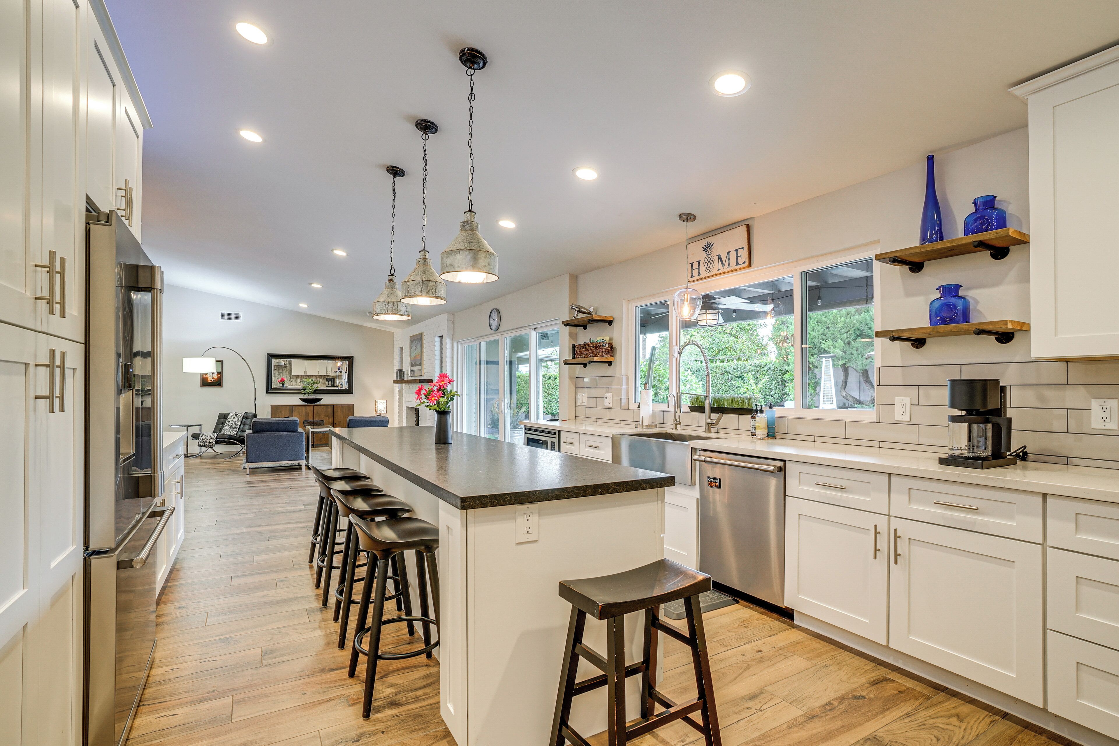 ثلاجة، ميكروويف، موقد طهي مسطح، غسالة أطباق