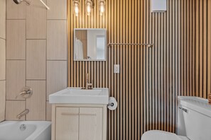 Sèche-cheveux, serviettes fournies, savon, papier toilette