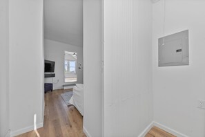 Iron/ironing board, WiFi, bed sheets - Luxe Living Suites #3, 3 minutes to DT Cincy (Covington)