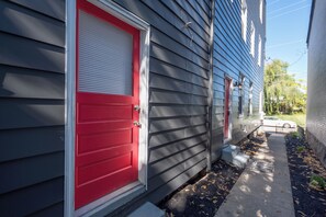 Exterior detail - Luxe Living Suites #3, 3 minutes to DT Cincy (Covington)