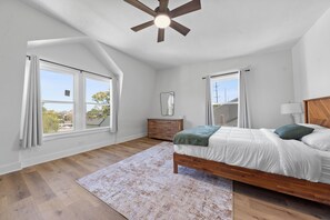 Iron/ironing board, WiFi, bed sheets - Luxe Living Suites #3, 3 minutes to DT Cincy (Covington)