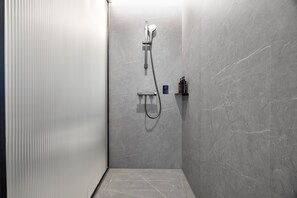 Shower, pengering rambut, sandal, dan handuk