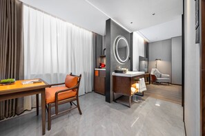 行政双人房, 无烟房 | 客房内保险箱、办公桌、笔记本电脑工作区、熨斗/熨板