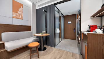 Habitación básica doble, no fumadores | Caja fuerte, escritorio, espacio para trabajar con un portátil