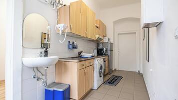 Basic Apartment | Private kitchen | Fridge, microwave, oven, stovetop