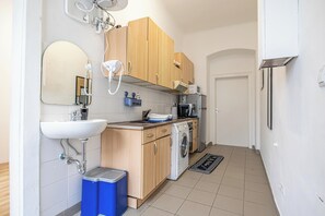 Private kitchen - Bright 2BR Apartment Near Danube (Vienna)