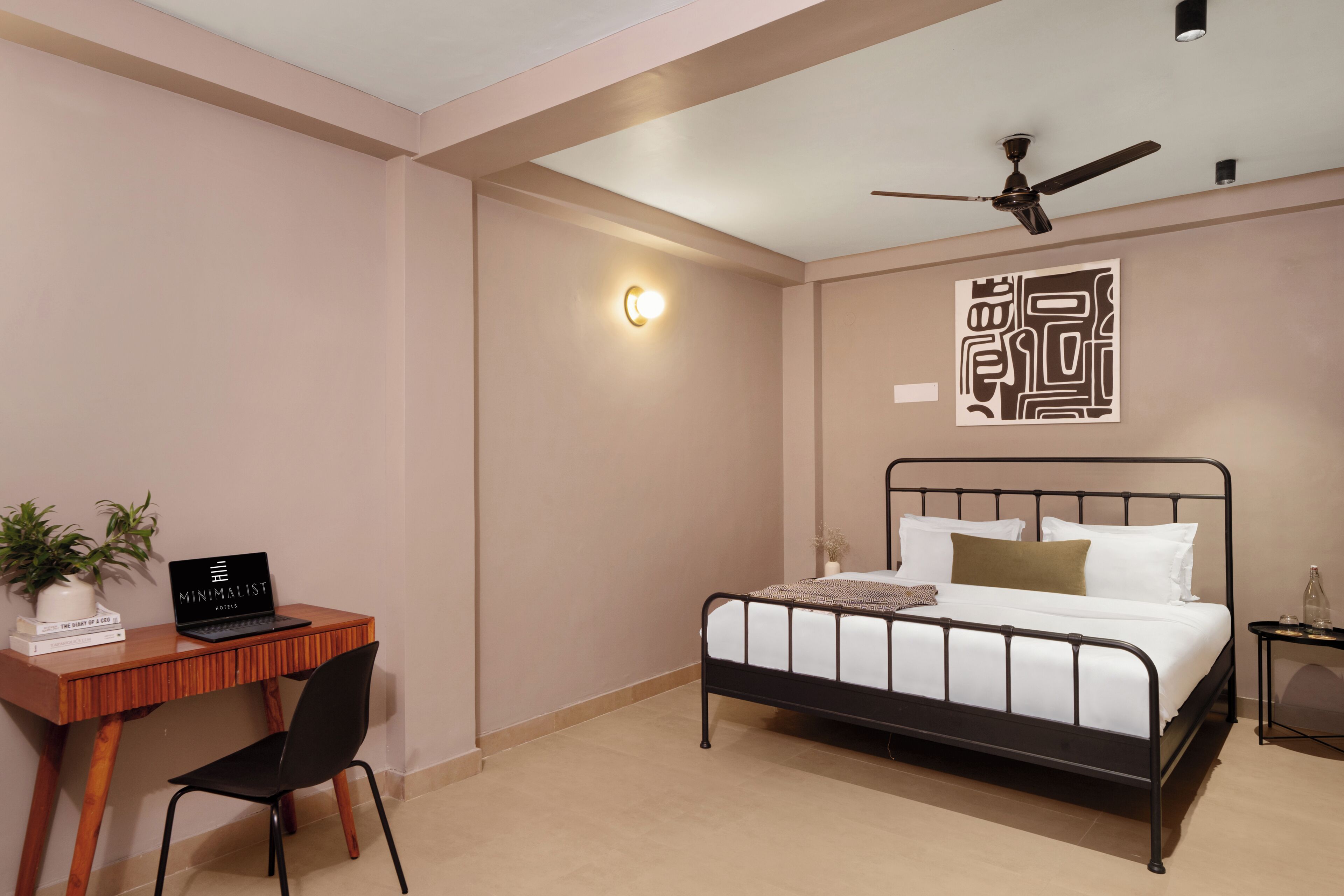 Superior King Room | Desk, iron/ironing board (on request), free WiFi