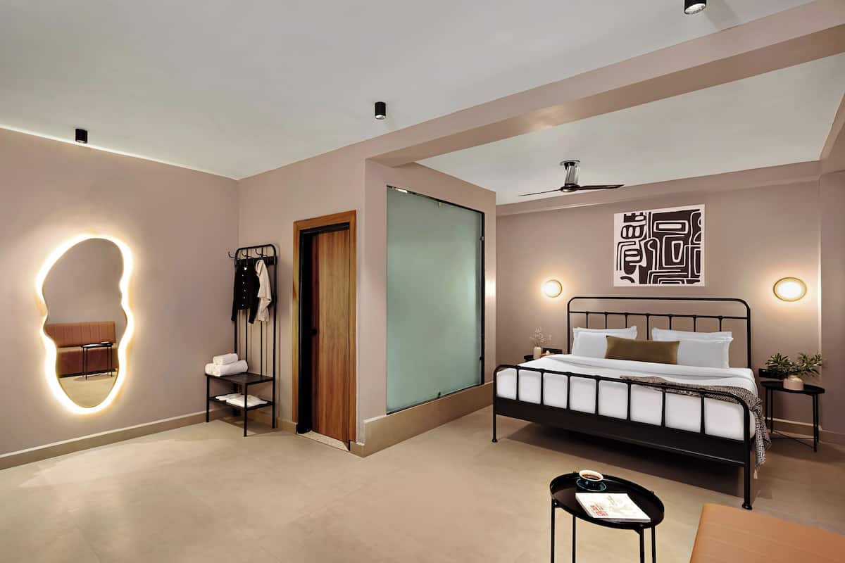 Quarto casal superior | Escrivaninha, ferros/tábuas de passar roupa, Wi-Fi de cortesia