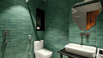 Habitación superior con 2 camas individuales | Baño | Ducha, zapatillas, toallas y papel higiénico