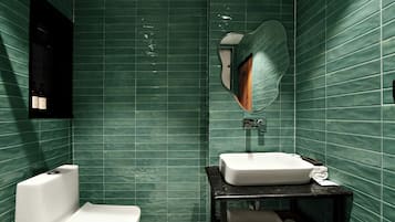 Deluxe-Zimmer | Badezimmer | Dusche, Hausschuhe, Handtücher, Toilettenpapier