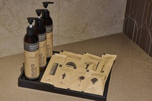 Shower, slippers, towels, toilet paper - The Village Edit - Minimalist Hotels (New Delhi)