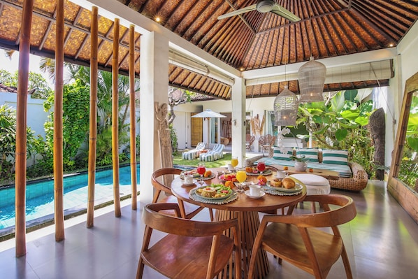 Family dining - Villa Anouk (Seminyak)