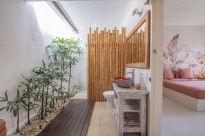 Shower, free toiletries, slippers, towels - Villa Anouk (Seminyak)