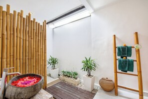 Shower, free toiletries, slippers, towels - Villa Anouk (Seminyak)