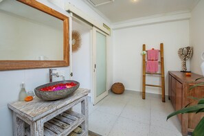 Deluxe Villa, Pool View | Bathroom | Shower, free toiletries, slippers, towels - Villa Anouk (Seminyak)